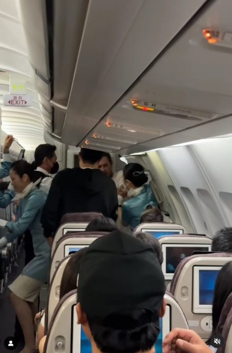 (视频)男子飞行途中企图开机舱门 遭空服员、乘客包围压制