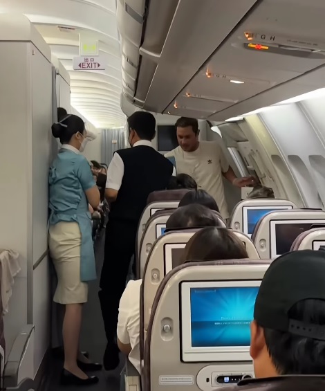 (视频)男子飞行途中企图开机舱门 遭空服员、乘客包围压制