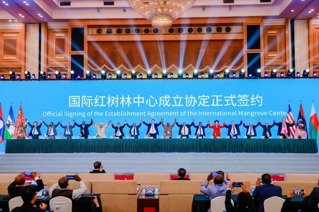 The Establishment Agreement of the International Mangrove Center was signed in Shenzhen, China