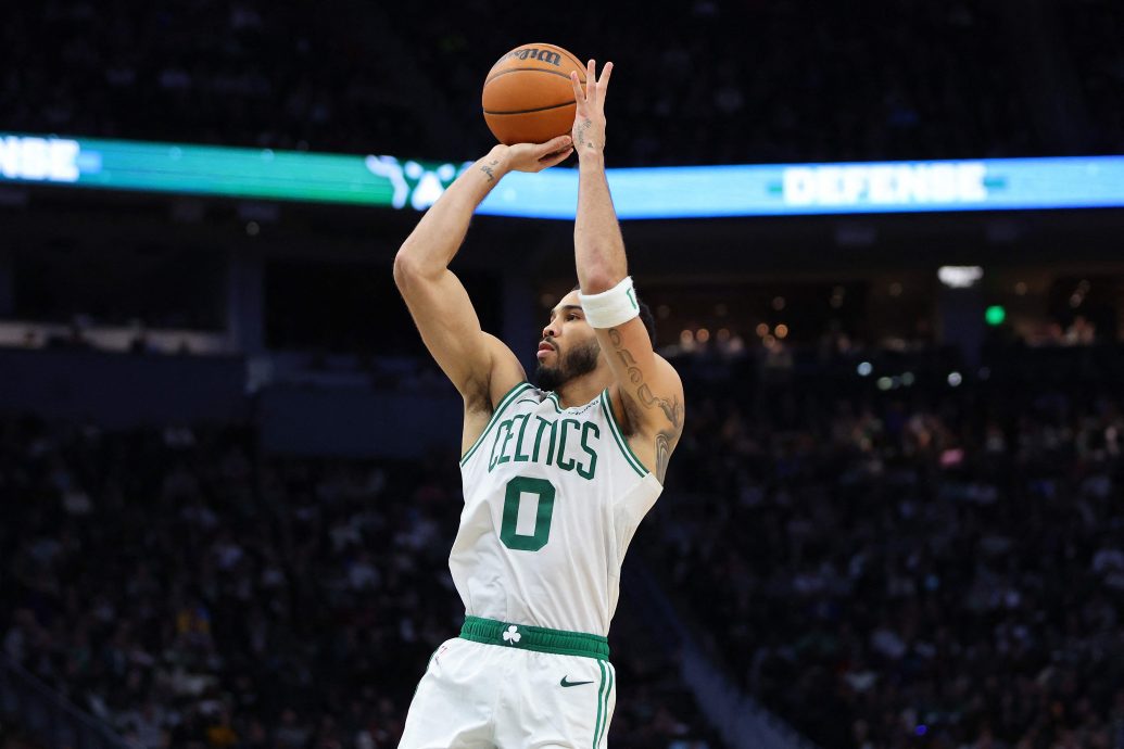 NBA|字母哥“垫脚”引争议 绿衫军让公鹿继续垫底