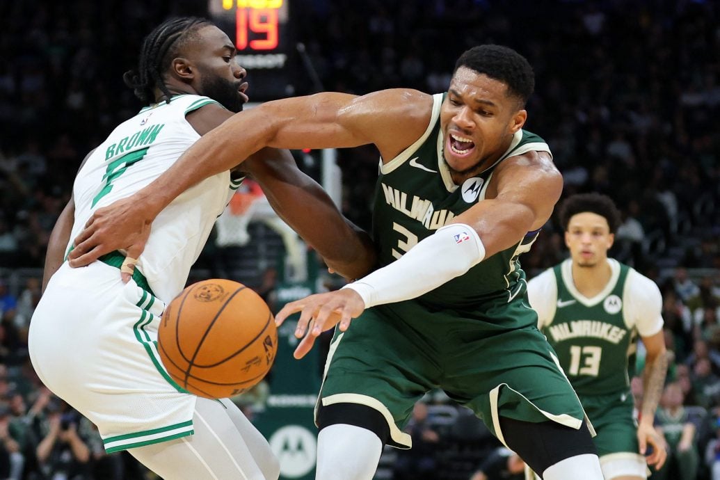 NBA|字母哥“垫脚”引争议 绿衫军让公鹿继续垫底