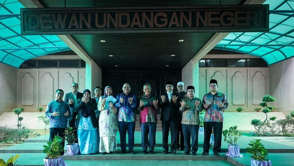 NS封面主文/反对党议员不赞同调薪,引发在朝议员群起围攻