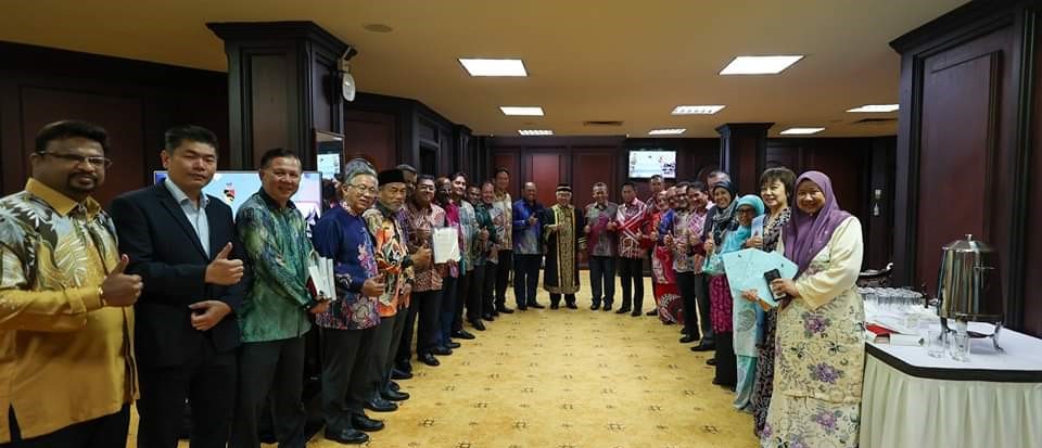 NS封面主文/反对党议员不赞同调薪,引发在朝议员群起围攻