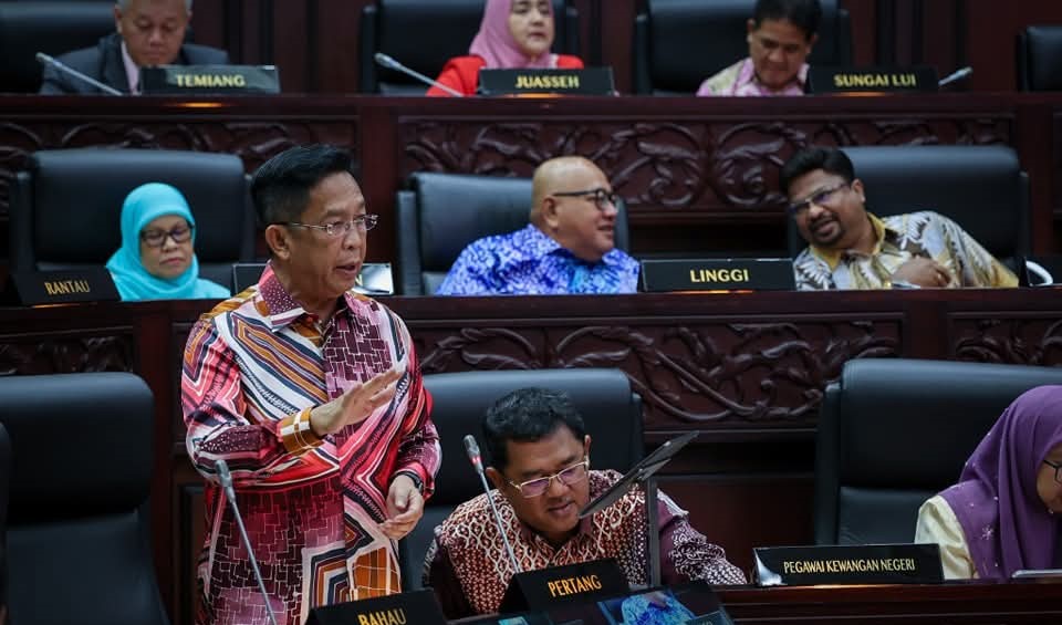 NS封面主文/反对党议员不赞同调薪,引发在朝议员群起围攻