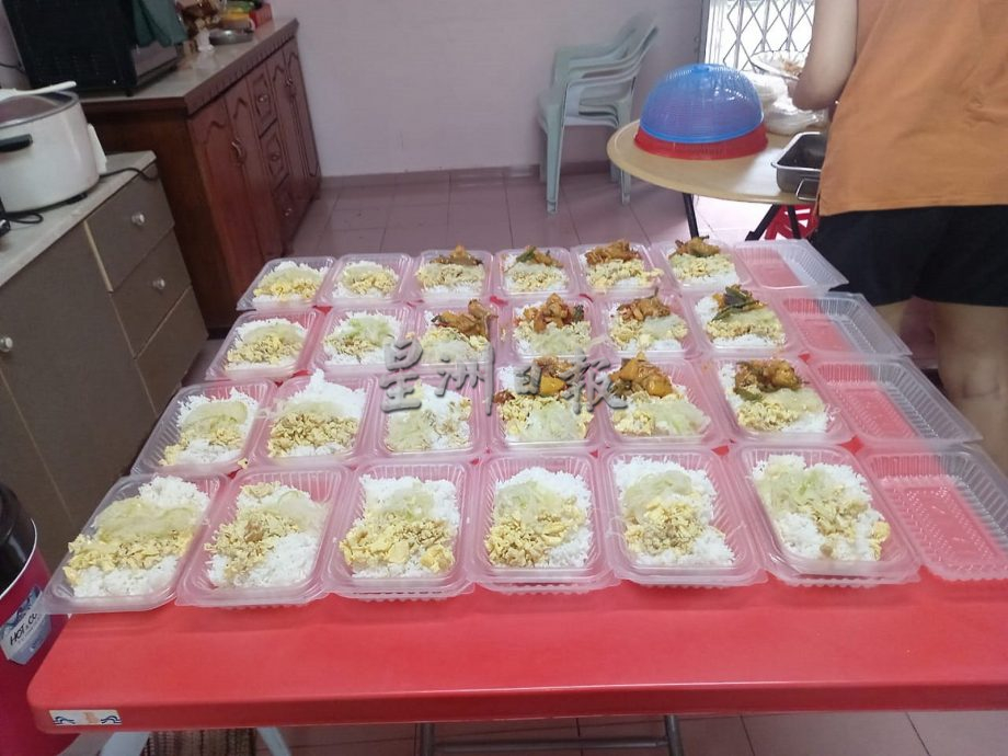 甲必12里村委会 为灾民提供餐食