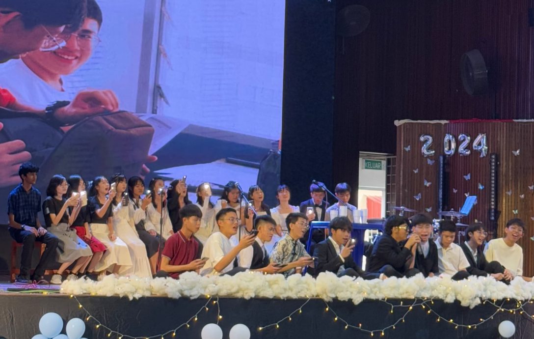 1/1东年轻人版:华联中五毕业典礼 家长见证孩子美好时刻