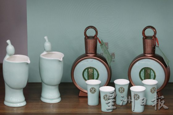 【白酒文化/03】酒桌上必知礼仪,怎样敬酒才不失礼?