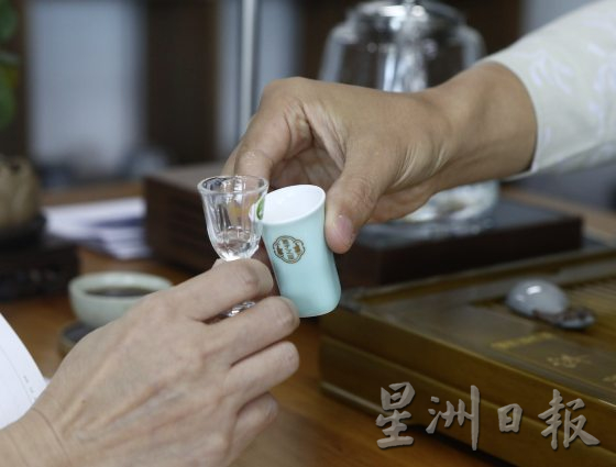 【白酒文化/03】酒桌上必知礼仪,怎样敬酒才不失礼?