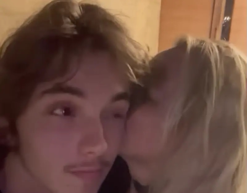 与儿子关系疏远2年 碧妮圣诞破冰幼子