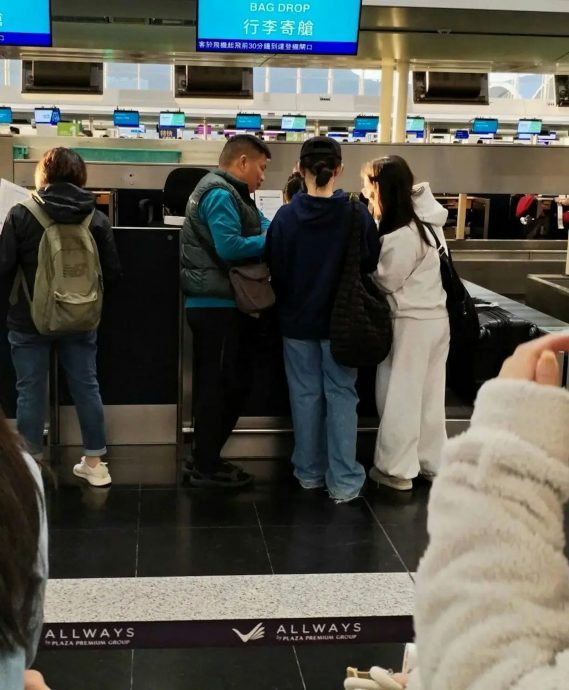 与助手齐现身机场 炎明熹疑终获“解冻”