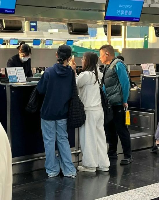 与助手齐现身机场 炎明熹疑终获“解冻”