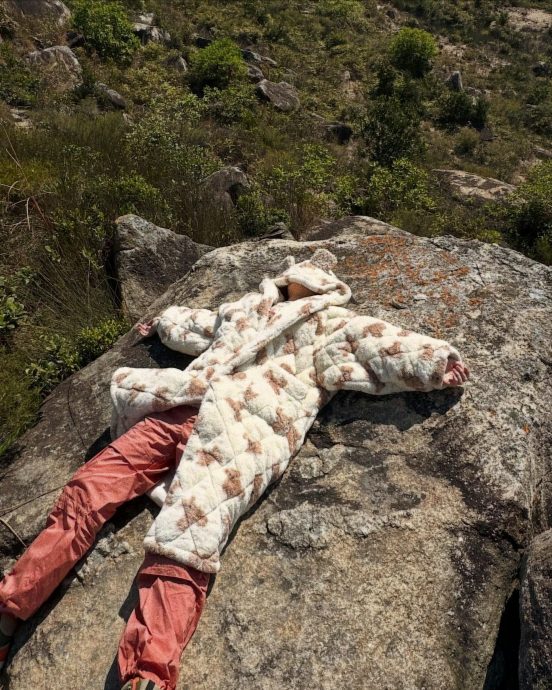 与助手齐现身机场 炎明熹疑终获“解冻”