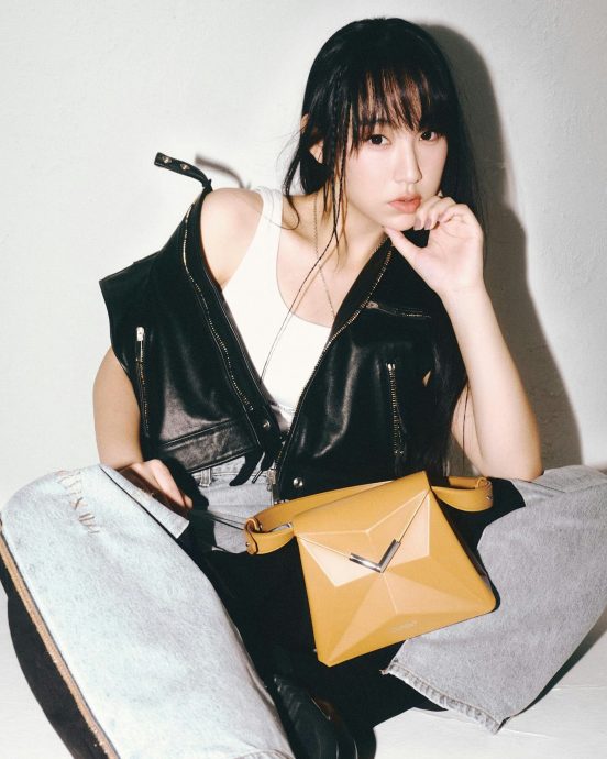 与助手齐现身机场 炎明熹疑终获“解冻”