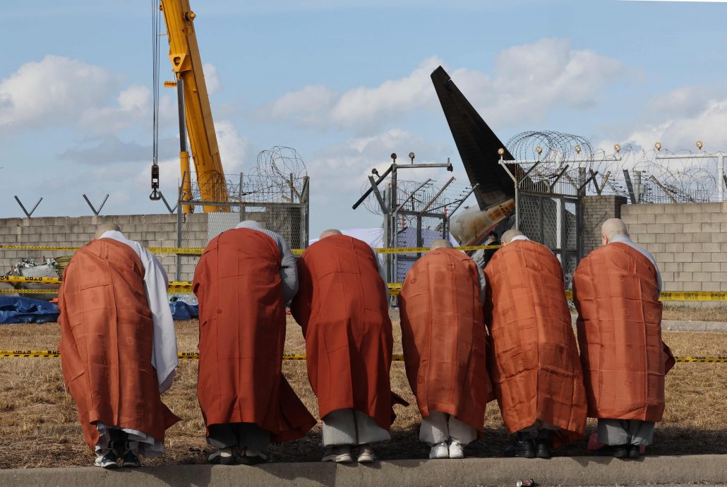 专家:迫降速度快 没放起落架