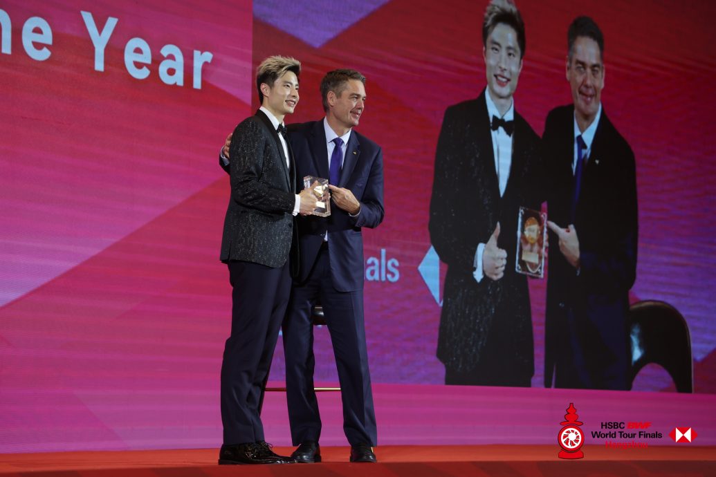 世界羽联年度颁奖礼| 很惊讶获得年度最佳男单  石宇奇盼能坚持打下去