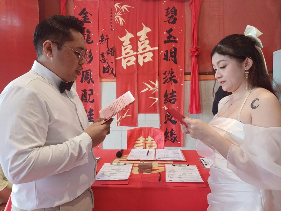 2024年岁末时刻,一对新人在关丹天后宫以英文誓词来完成人生大事