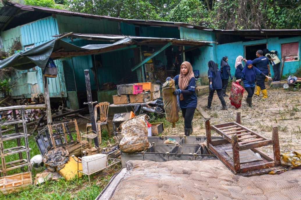 东:40名玛拉工艺大学马樟分行的学生与穆斯林福利基金(MyFundAction)的成员携手,积极参与灾后清理工作。