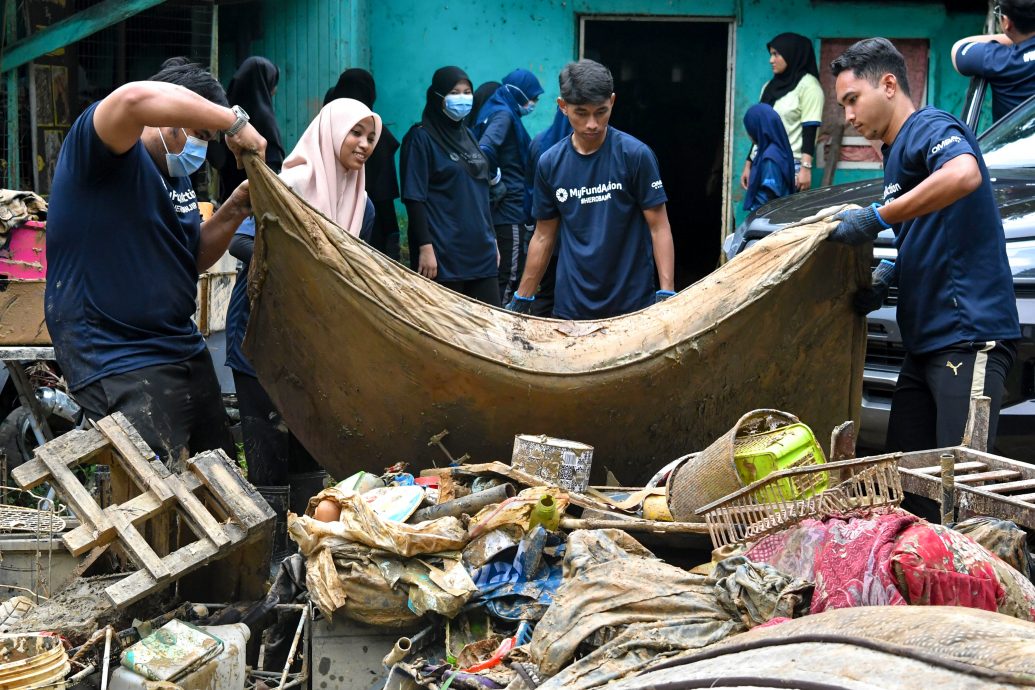 东:40名玛拉工艺大学马樟分行的学生与穆斯林福利基金(MyFundAction)的成员携手,积极参与灾后清理工作。