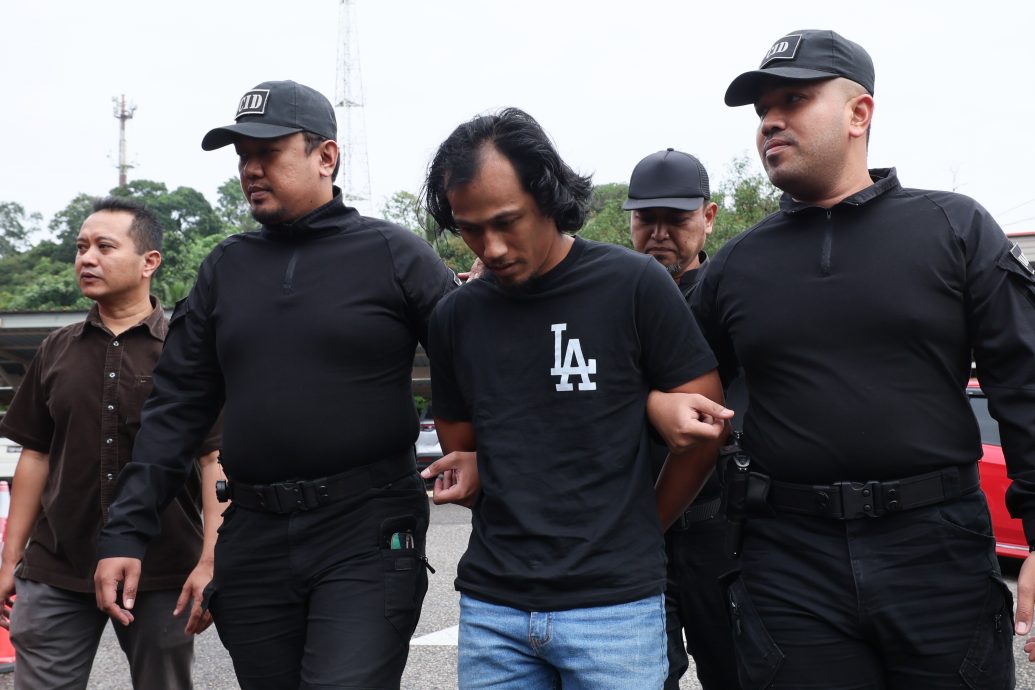 东:一名冰厂工人被控持有儿童性虐待材料及色情影片,今日被提控上庭,他对于两项罪名俯首认罪。