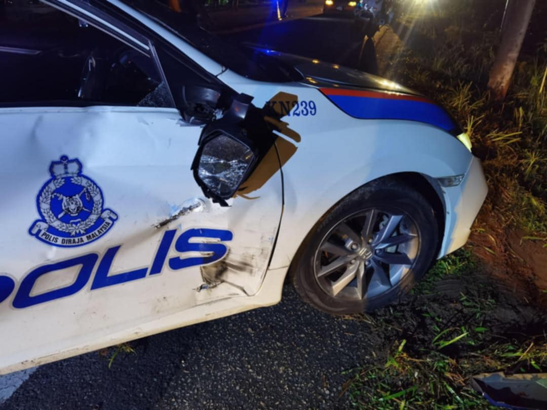 东:一辆警察巡逻车在丹州日里通往达篷的公路上为了闪避一只狗,导致尾随而来的一辆摩托车撞上警车,造成摩托车骑士受重伤。