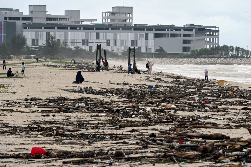 东:峇都布洛海滩堆满垃圾