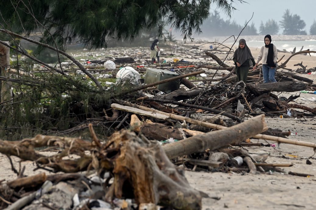 东:峇都布洛海滩堆满垃圾