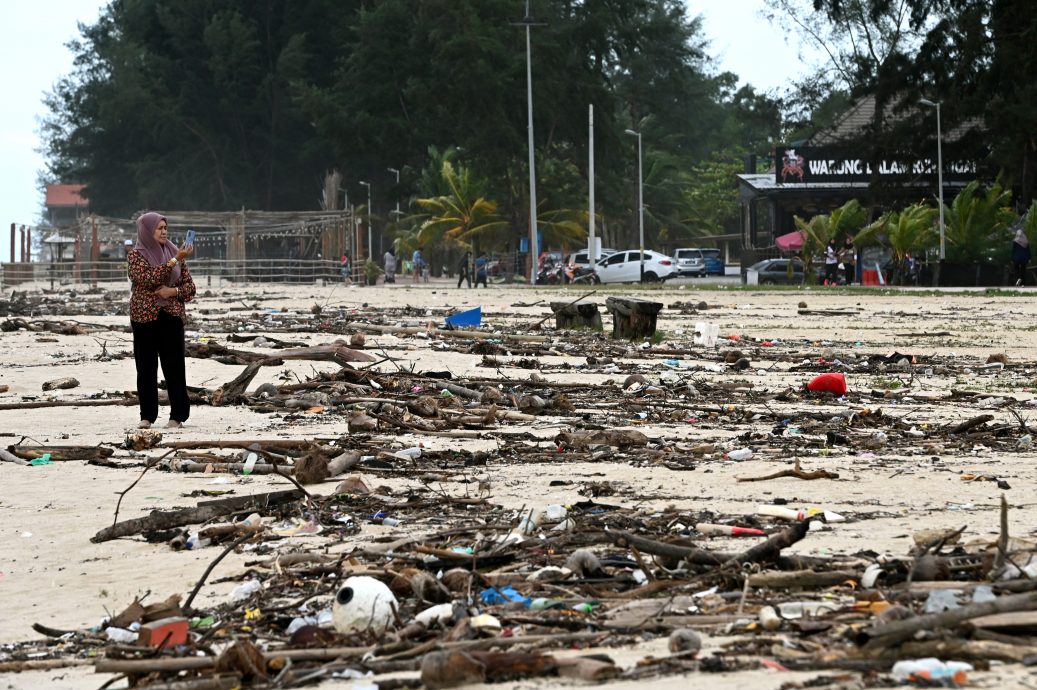 东:峇都布洛海滩堆满垃圾