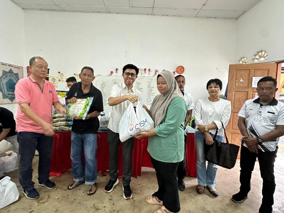 东:张盛闻分发物资予劳勿4个地区水灾灾民