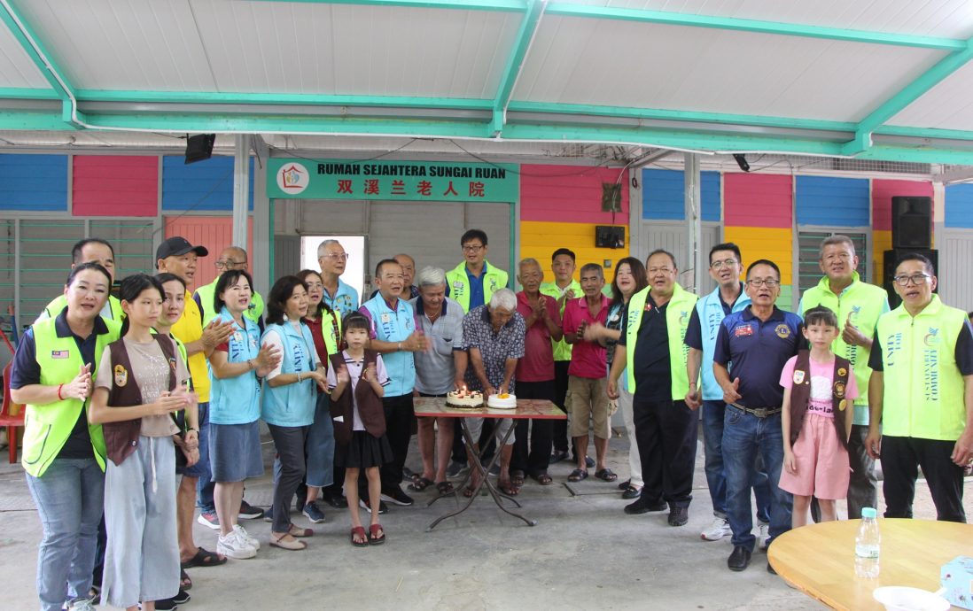 东：彭丹8个团体百余人前往双溪兰老人院进行环保活动，为老人庆祝生日及冬至