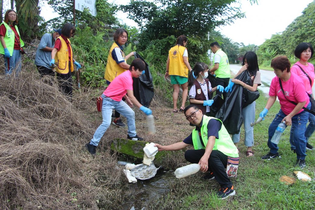 东：彭丹8个团体百余人前往双溪兰老人院进行环保活动，为老人庆祝生日及冬至