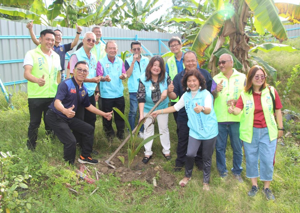 东：彭丹8个团体百余人前往双溪兰老人院进行环保活动，为老人庆祝生日及冬至