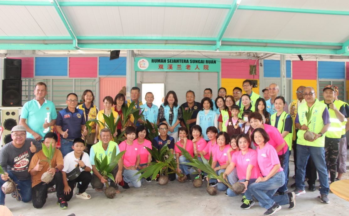 东：彭丹8个团体百余人前往双溪兰老人院进行环保活动，为老人庆祝生日及冬至