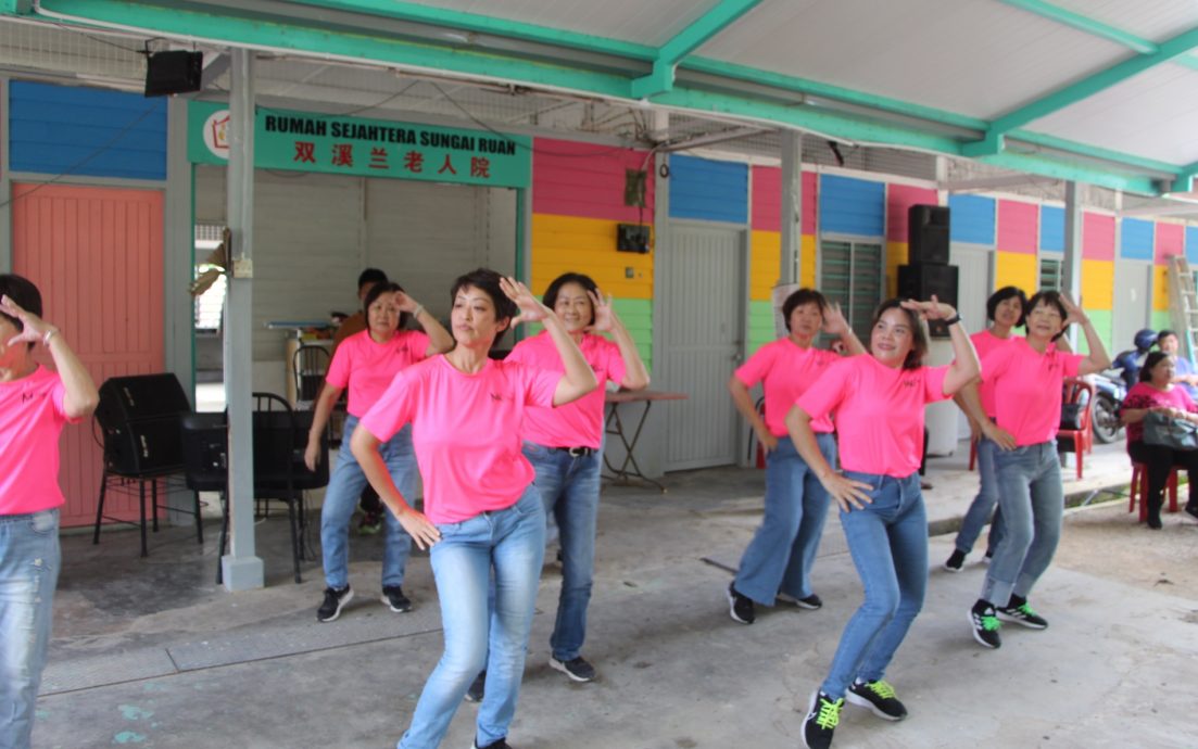 东：彭丹8个团体百余人前往双溪兰老人院进行环保活动，为老人庆祝生日及冬至