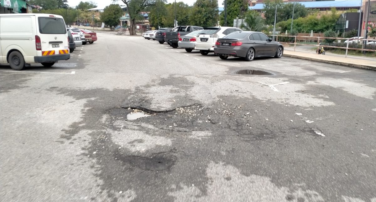 东:文德甲i corner茶室前面路段失修损坏,布满大小洞窟,商家促维修