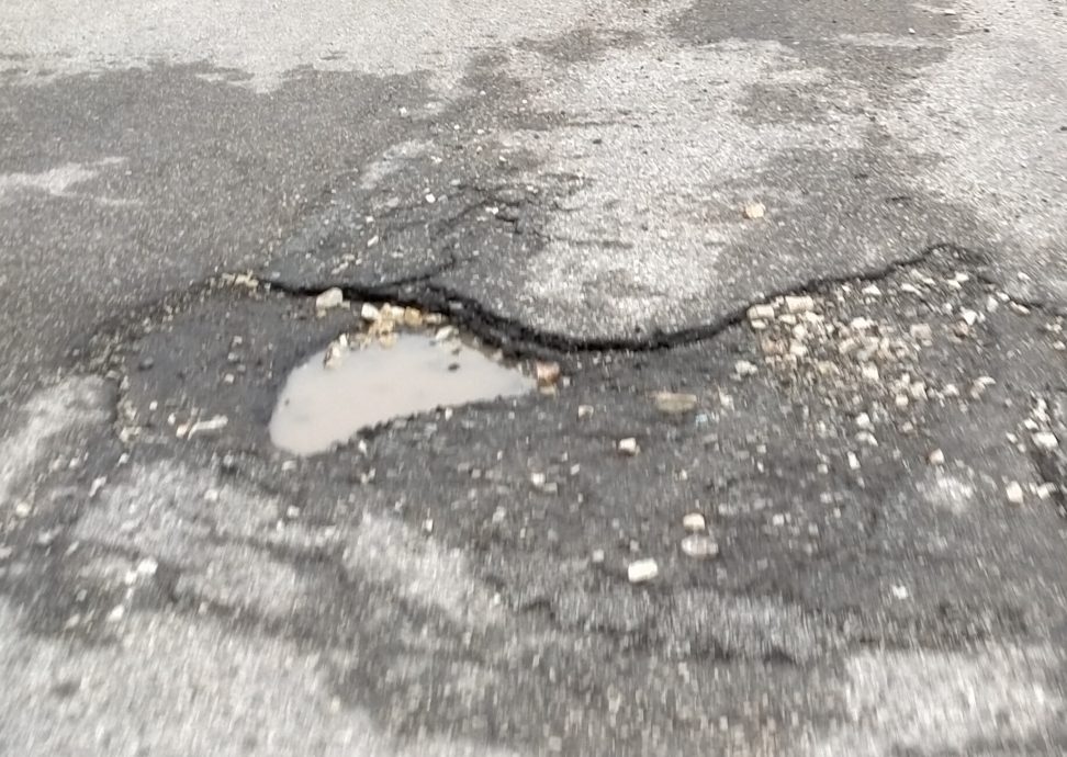 东:文德甲i corner茶室前面路段失修损坏,布满大小洞窟,商家促维修