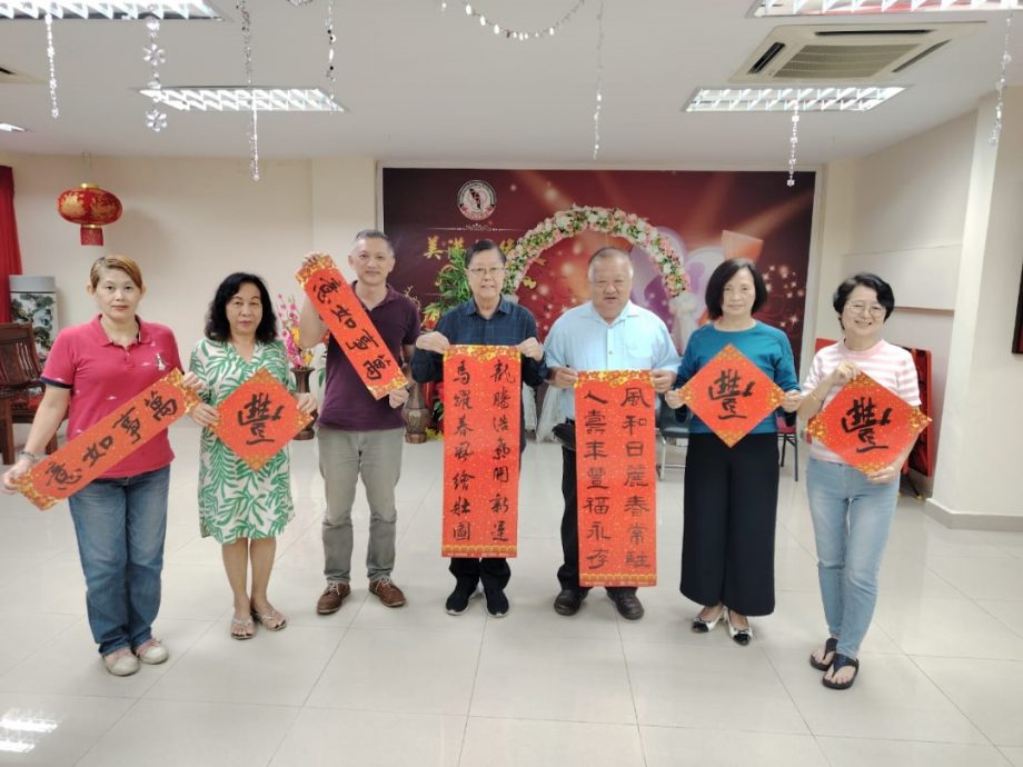 东:登嘉楼中华大会堂响应华总号召,义卖包含3款不同设计的春联套组。