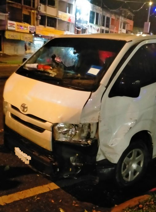 东:皮卡车疑闯红灯猛撞客货车