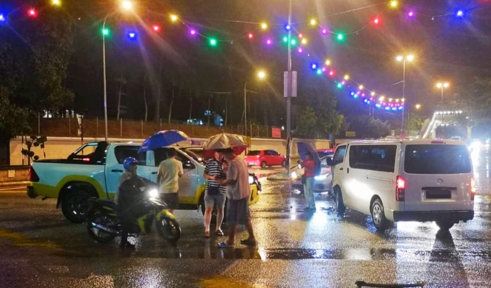 东:皮卡车疑闯红灯猛撞客货车