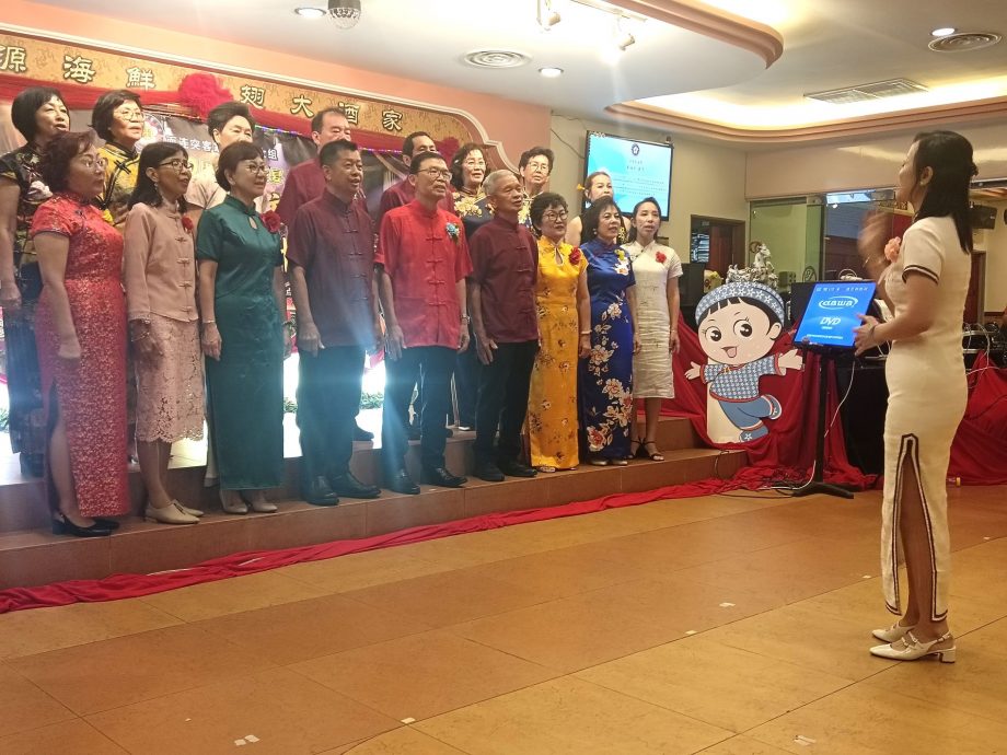 东:而连突客家公会妇女组30周年会庆晚宴。