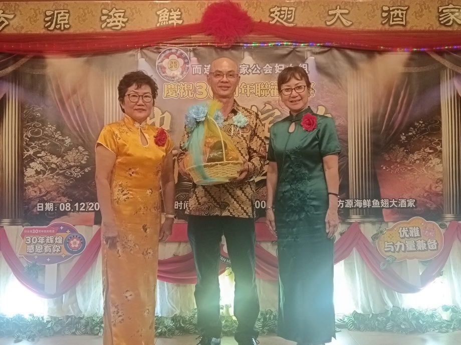 东：而连突客家公会妇女组30周年会庆晚宴。