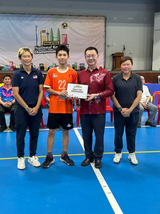 东:马章合球俱乐部(KKMK)日前派遣了两支由马章县3所华小,即马章培华华小、浮罗真隆培实华小及东马岸中华华小的28名球员所组成的球队,参加了由马来西亚合球总会主办的2024年度全国合球锦标赛,分别摘下第6名和第11名,战绩较去年更佳。