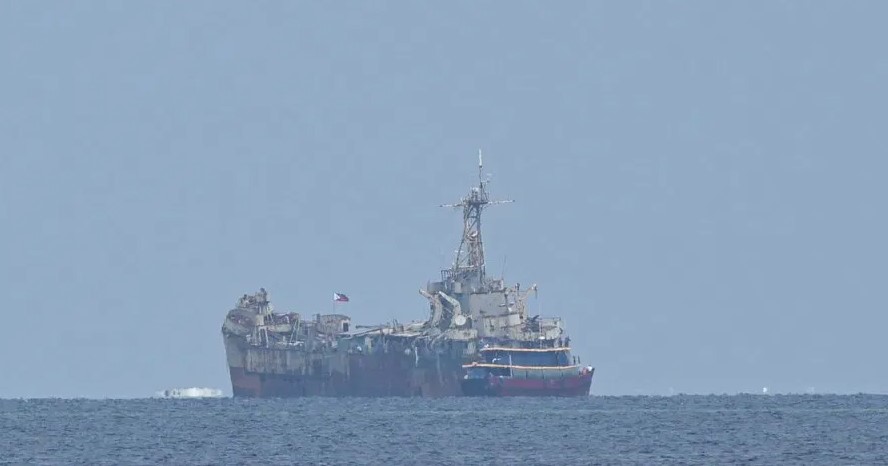 中国全程监管 菲方船只顺利向仁爱礁军舰运送物资