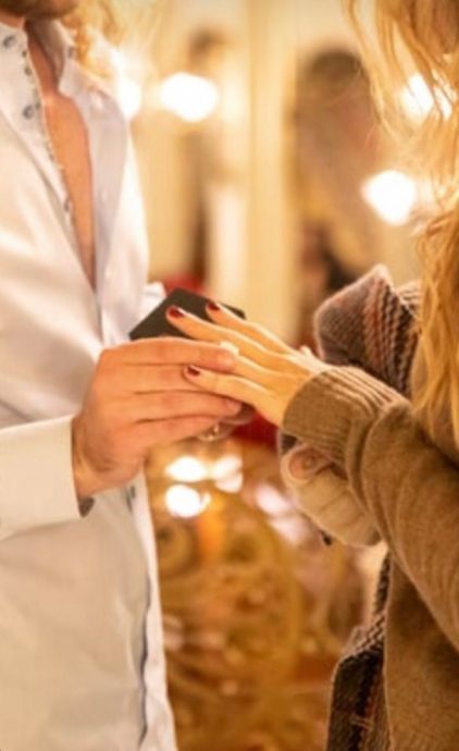 为音乐人男友庆生公布喜讯 麦可积逊女儿订婚