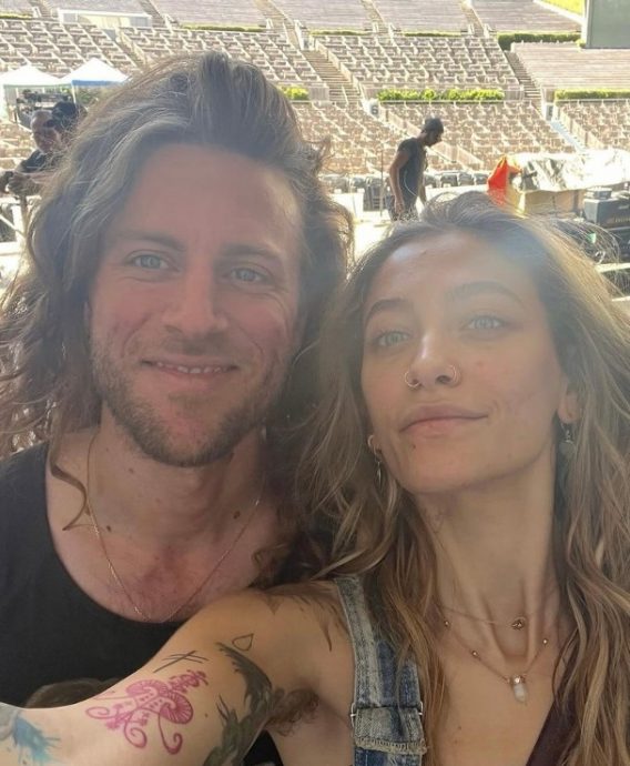 为音乐人男友庆生公布喜讯 麦可积逊女儿订婚