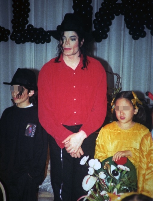 为音乐人男友庆生公布喜讯 麦可积逊女儿订婚