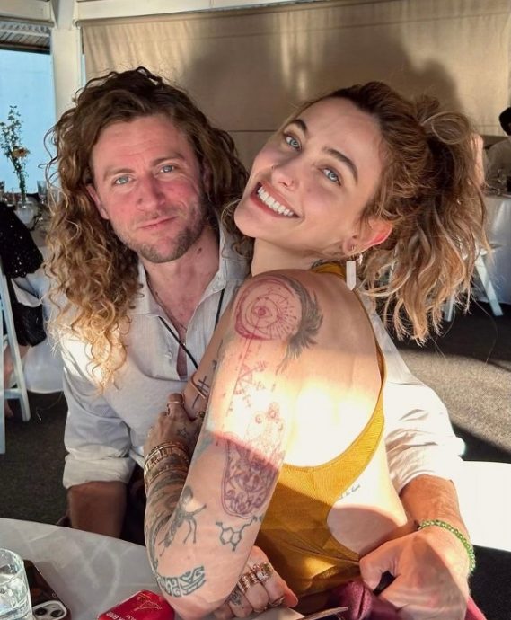 为音乐人男友庆生公布喜讯 麦可积逊女儿订婚