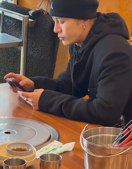 休息一年状态更佳 王嘉尔零遮掩合照女粉