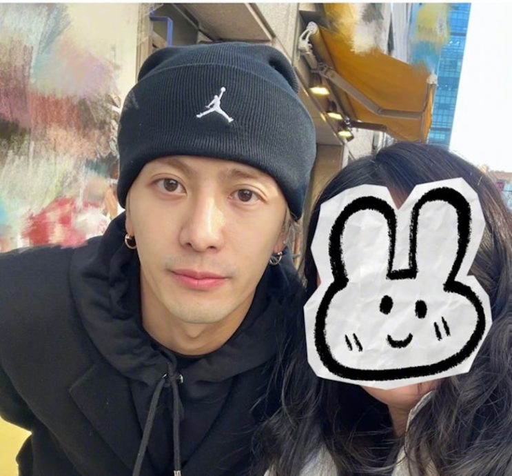 休息一年状态更佳 王嘉尔零遮掩合照女粉