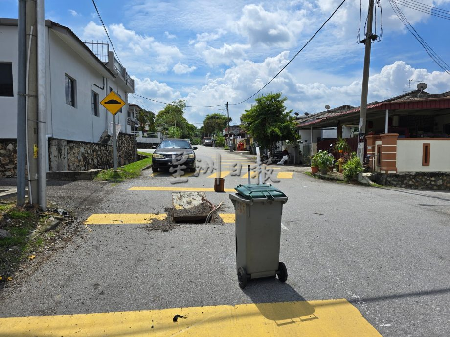 窃贼偷完电缆线后留下“手尾”,芙丽阳园多个坑洞陷阱危及路人安全