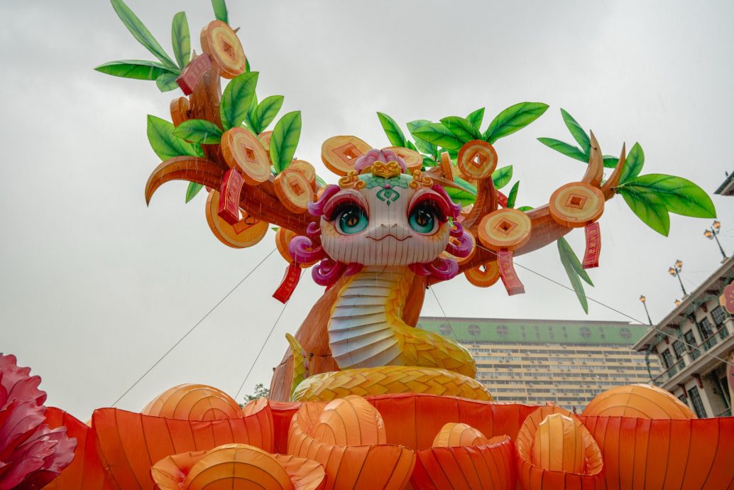 供星洲网:牛车水蛇年装饰登场!大眼蛇金钱树获赞“可爱”